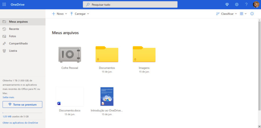 Página mostrando os arquivos dentro do OneDrive com pastas, e arquivos em pdf. A imagem possui dois menus, um acima todo em azul e um a esquerda em tom de cinza